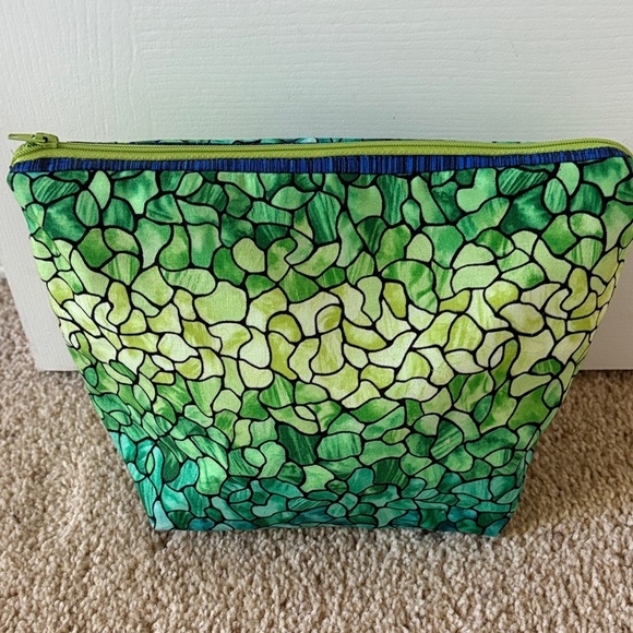 Green Patterned Zipper Pouch - Picture 1 of 3